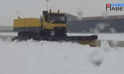 Yüksekova'daki yoğun kar yağışı uçak seferlerini iptal etti