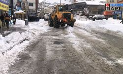 Hakkari çarşı merkezi Kar'dan temizleniyor