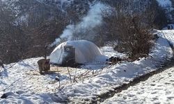 Hakkari'de evleri depremde zarar gören aile, çadırda kalıyorlar