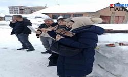 Hakkari'de Güney Koreli turistler kar temizliği öncesi ekiplere şarkı söyledi