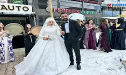 Hakkari'de soğuk havaya rağmen düğünler yapılmaya devam ediyor