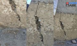 Hakkari'deki depremlerde 2 katlı toprak ev hasar gördü