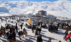 Hakkari 5.Kar festivali 2. gününde renkli görüntülere sahne oldu