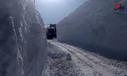 Hakkari'de 4 metrelik kar tünellerinde çalışmalar sürüyor