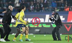 Sahaya giren taraftarlar Fenerbahçeli futbolculara saldırdı