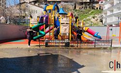 Hakkari'deki çocuk parkları tazyikli suyla temizlendi...