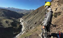 Uzman Dağcılar, Heyelan Alanında Kaya Parçalarını Güvenli Bir Şekilde İndiriyor