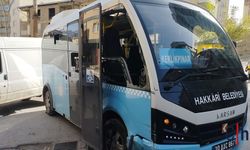 Hakkari'de Toplu Taşıma Aracı Park Halindeki 2 Araca Çarptı