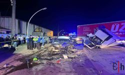 Ortalık savaş alanına döndü.. Otomobil ve Tır Kaza Yaptı: 6 Kişi Yaralandı!