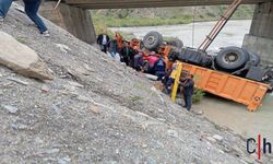 Hakkari Karayollarına Ait Aracın Yuvarlanması Sonucu 3 Kişi Yaralandı