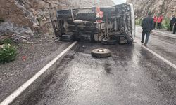 Hakkari karayolunda Kaza.. 2 kişi Yaralandı