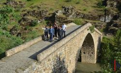 Hakkari’de Tarihi Taş Köprüye Defineci Zararı
