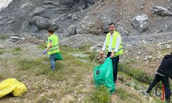 Hakkari Belediyesi Eş Başkan Yardımcısı Ücar, çevre temizliğine Katıldı