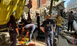 İstanbul Küçükçekmece'de Çöken Binada Kurtarma Çalışmaları Devam Ediyor