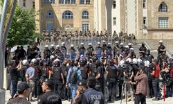 Yüzlerce asker-polis Hakkari valiliği önünde