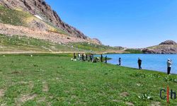 Hakkari'de 3 Bin 500 Rakımlı Sat Gölleri'nde Doğa Yürüyüşü Düzenlendi