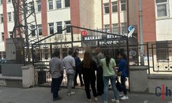 Hakkari'de Kayyım belediye meclis üyelerinin toplantı için binaya girişini engelledi