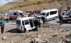 Hakkari’de trafik kazası meydana geldi.. 13 kişi yaralı