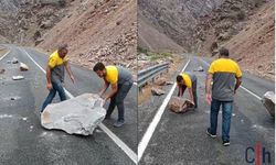 Hakkari’de Yağışlar Sonrası Kayalar Karayoluna Düştü, Sürücüler Temizledi