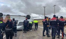 Yağışlı Havada Kontrolü Kaybeden Minibüs Takla Attı: 18 kişi yaralandı