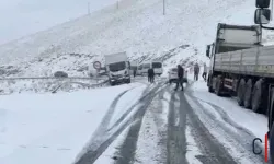 Hakkari-Van Yolunda Yoğun Kar Yağışı: Sürücüler Mahsur Kaldı