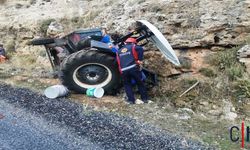 Seyir Halindeki Traktör Kayalara Çarptı, Sürücü Yaralandı