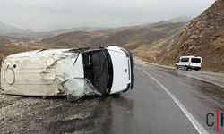 Hakkari-Van Karayolunda Feci Kaza: Kargo Aracı Devrildi, Sürücü Yaralandı