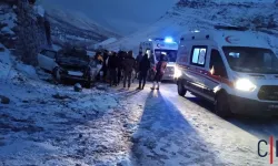 Hakkari'de İki Araç Çarpıştı: 3 Yaralı Hastaneye Kaldırıldı