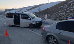 Hakkari'de Trafik Kazası: 3 Kişi Yaralandı