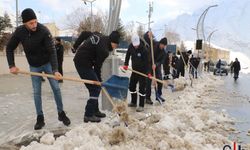 Hakkari Belediye Ekiplerinin Kar Temizleme Çalışmaları Halktan Takdir Topluyor