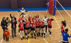 Hakkari Kadın Voleybol Takımı, Van'da Şampiyonluk İçin Kritik Maçı Kazandı