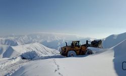 Hakkari İl Özel İdaresi Karla Mücadele Ekiplerinden Üs Bölgelerine Yoğun Mesai