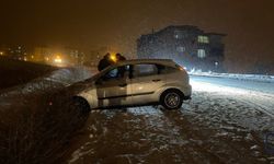 Hakkari'de Kar Yağışı Etkili Oldu, Yollar Buz Pistine Döndü