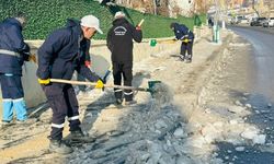 Hakkari’de Kış Şartlarına Karşı Buz Temizliği Devam Ediyor