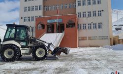 Hakkari'de Köy Okullarının Bahçeleri Kardan Temizleniyor