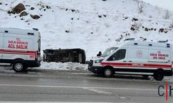 Hakkari'de Kar Yağışı Kazaya Neden Oldu: 4 Yaralı