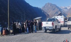 Hakkari'de Dağ Kazası: Bir Genç Hayatını Kaybetti, İki Kişi Kurtarılmayı Bekliyor