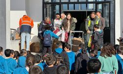 Hakkari'de 63 Öğrenciye Mont ve Ayakkabı Yardımı Yapıldı