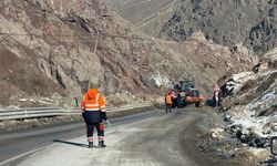 Yüksekova-Hakkari Yolu’nda Kaya Düşmesi Sonrası Temizlik Çalışması Gerçekleştirildi