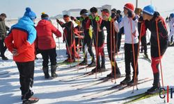 Yüksekova’da 60 Sporcu Kayaklı Koşu İl Birinciliği İçin Mücadele Etti