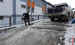 Hakkari'de Yollar ve Merdivenler Buz Tuttu