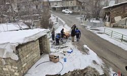 Belediye Ekibi Kar Yağışı Altında Su Arızasını Giderdi