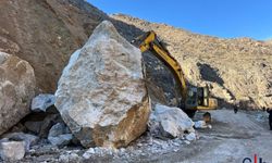 Hakkari’de Kaya Düşmeleri ve Heyelan Riski İçin Yol Genişletme Çalışmaları Devam Ediyor