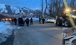 Hakkari'de Talihsiz Kaza: Hem Araç Hasar Gördü Hem Elektrik Kesildi!