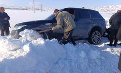 Hakkari'de Kara Saplanan Araç İçin Ekipler Seferber Oldu