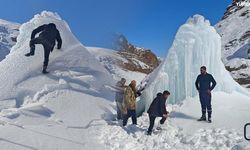 Hakkari'de Su Hattı Arızası: Köylüler Devasa Buz Kütlesiyle Karşılaştı