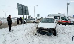 Hakkari’de Kaza! Sürücü Kursu Aracı, Polis Aracıyla Çarpıştı