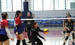 Genç Sporcular Yeteneklerini Hakkari Voleybol Şampiyonasında Sergiledi