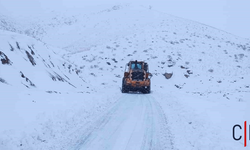 Hakkari'de Karla Mücadele Çalışmaları Başladı: 90 Köy Yolu Kapalı