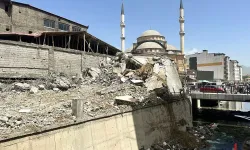 Yüksekova Yenileniyor: 25 Yıllık Binalar Tek Tek Yıkılıyor